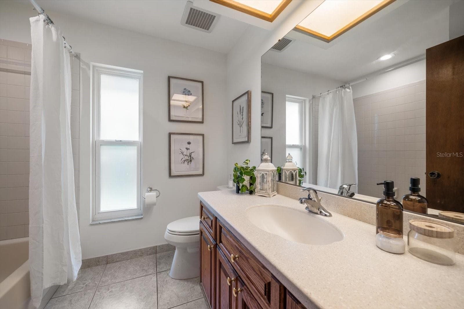 The PERFECT guest bathroom with large vanity, bright natural light and a tub/shower combo. - 1105 DEER RUN PL, VALRICO
