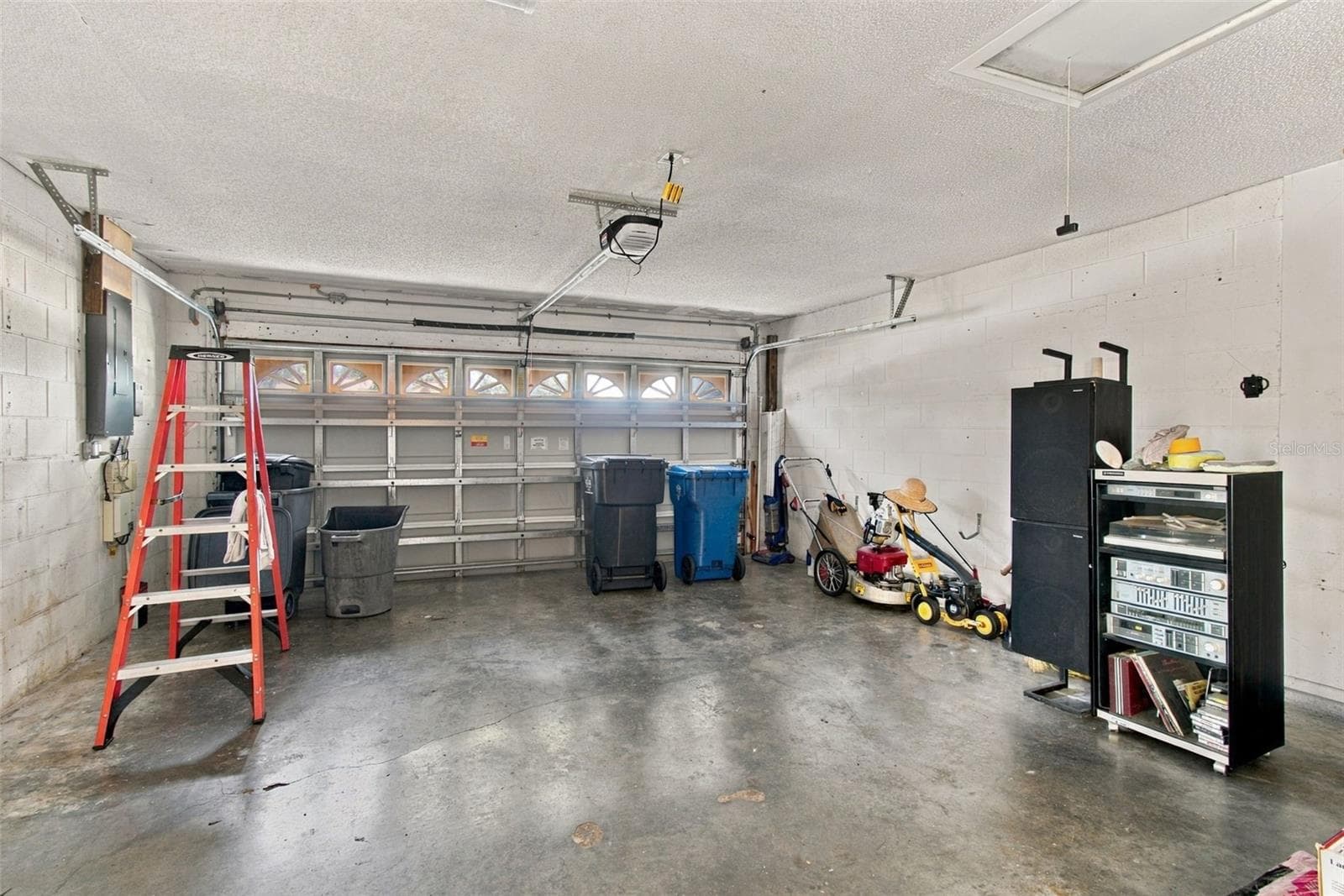 Garage - 1710 TARAH TRACE DR, BRANDON