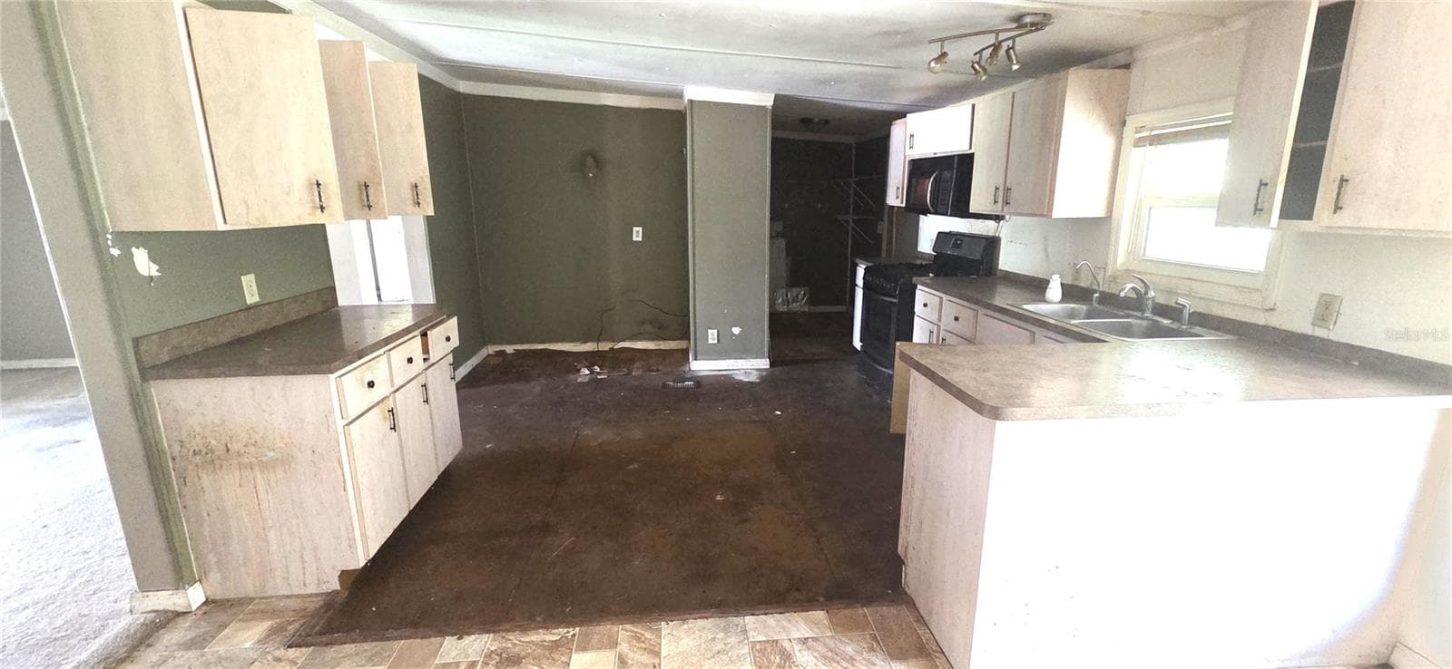 Manufactured Home at 3932 ROLLING HILLS CT E #10, LAKE WALES, photo 9 of 35
