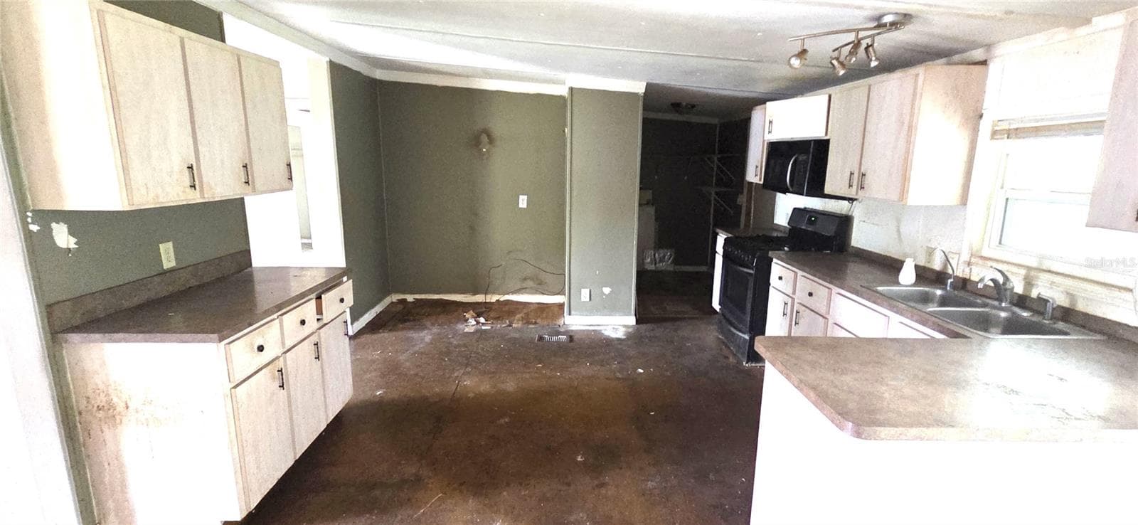 Manufactured Home at 3932 ROLLING HILLS CT E #10, LAKE WALES, photo 11 of 35