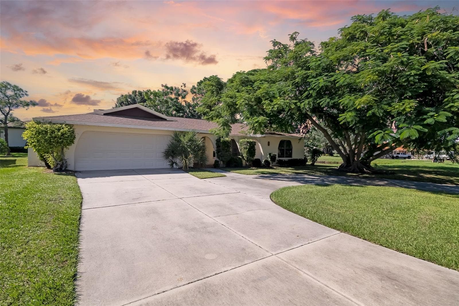 Mature shade trees and a new roof (2023) welcome you home. - 3065 RINGWOOD MDW, SARASOTA