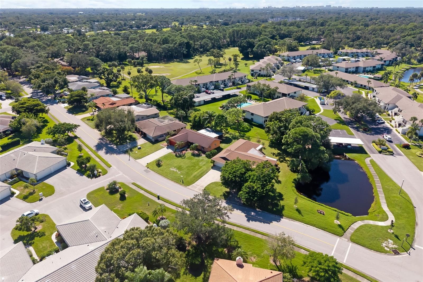 Set in The Meadows, minutes to UTC, I-75, downtown Sarasota and the Gulf beaches. - 3065 RINGWOOD MDW, SARASOTA