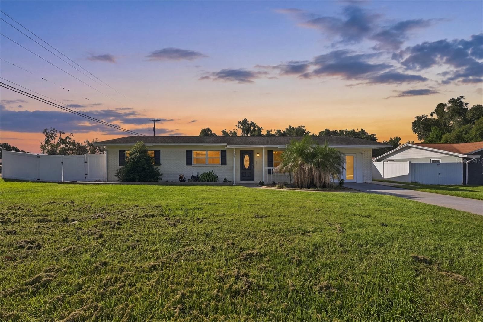 702 CAMELLIA CT