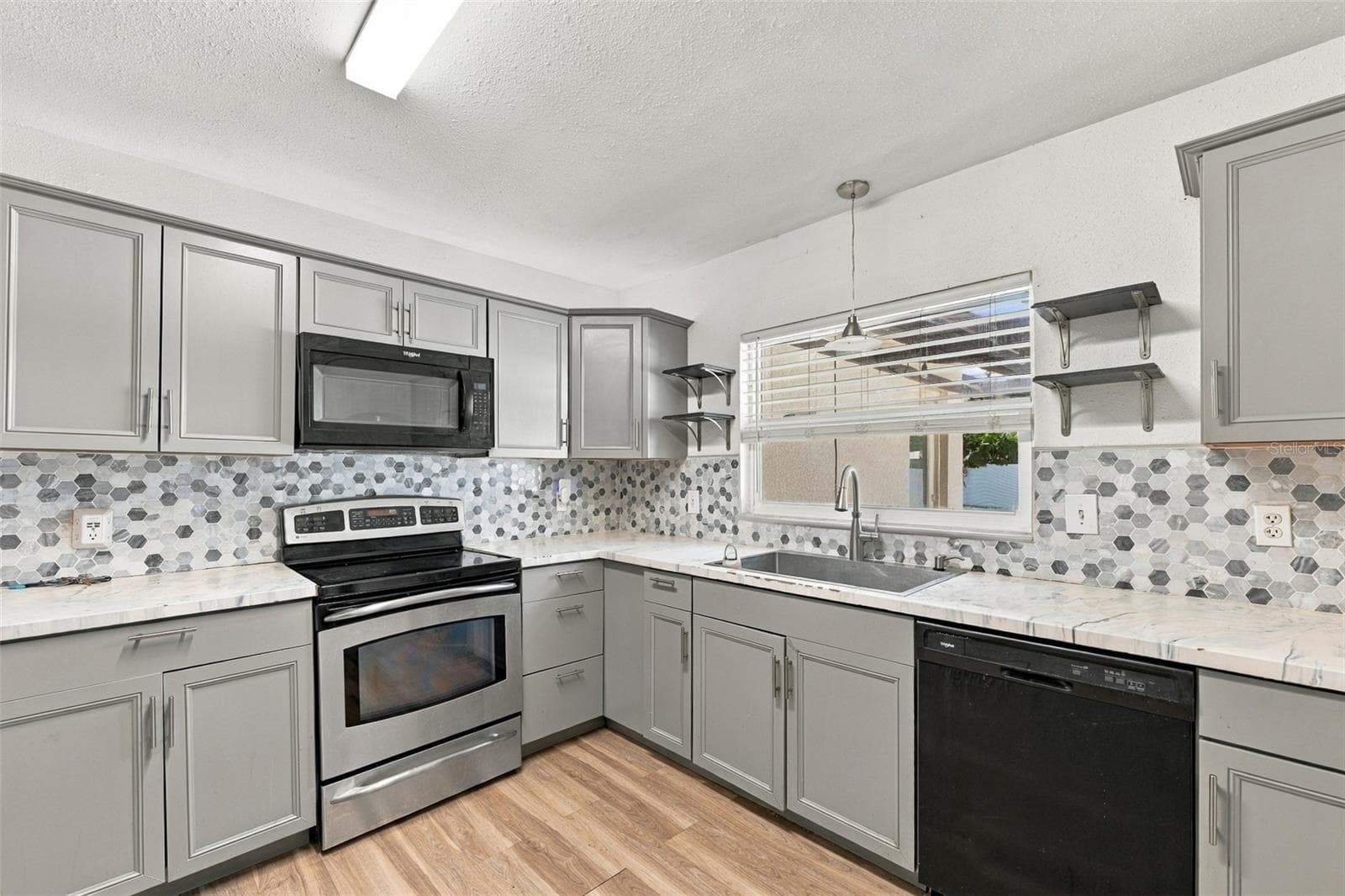 Single Family Residence at 702 CAMELLIA CT, SEFFNER, photo 3 of 45