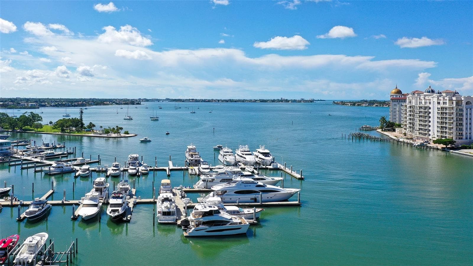 Enjoy captivating views of the marina and Sarasota Bay from this exceptional waterfront residence. - 1155 N GULFSTREAM AVE #207, SARASOTA