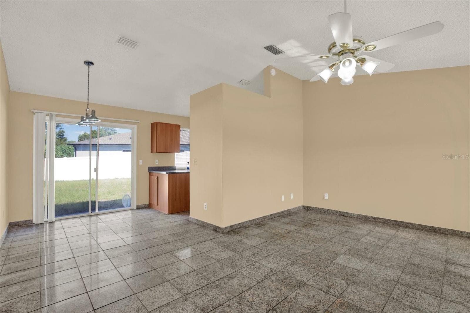 Single Family Residence at 6238 COVEWOOD DR, SPRING HILL, photo 2 of 20