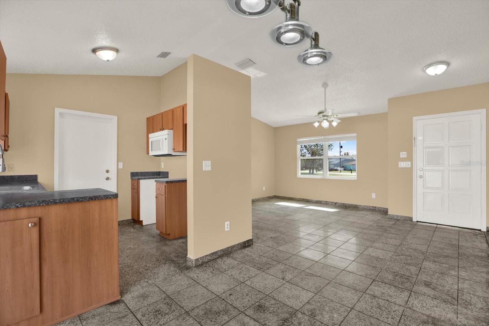 Single Family Residence at 6238 COVEWOOD DR, SPRING HILL, photo 4 of 20