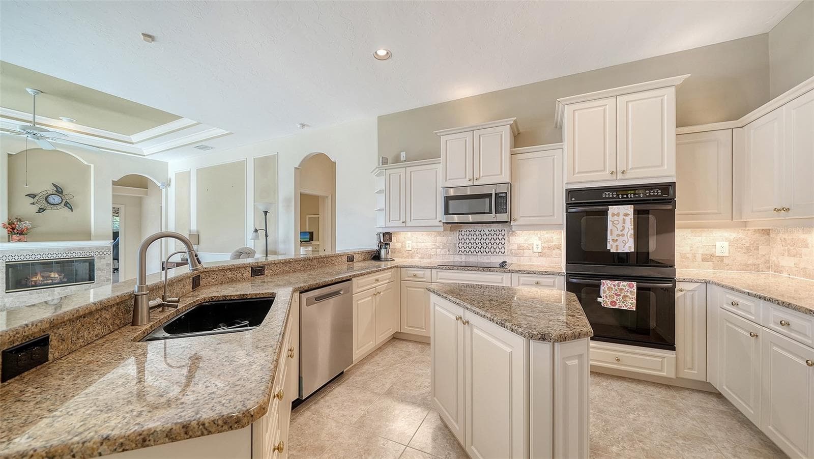 Single Family Residence at 8922 BLOOMFIELD BLVD, SARASOTA, photo 17 of 43