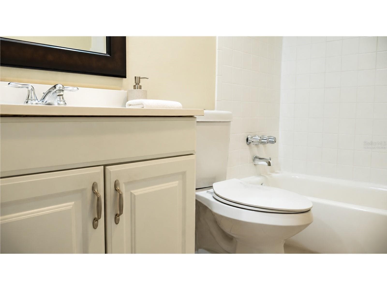 Virtually staged - 3451 DEVONSHIRE DR, HOLIDAY