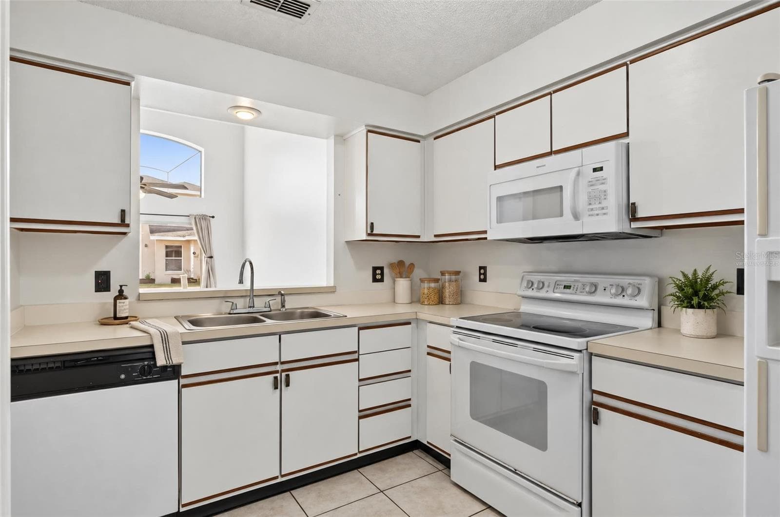 Virtually Staged - 3117 SANDY SHORE LN, KISSIMMEE