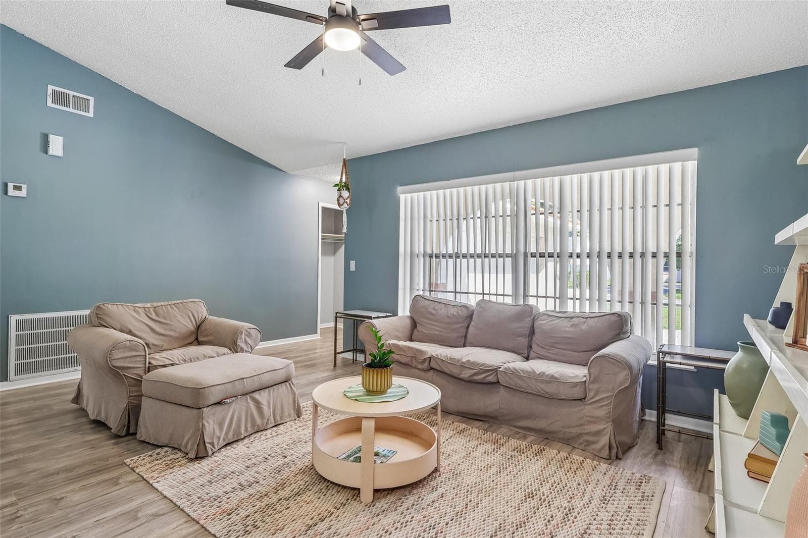 The vaulted ceiling in the living room helps it feel spacious and airy - 1332 BOREAS DR, ORLANDO