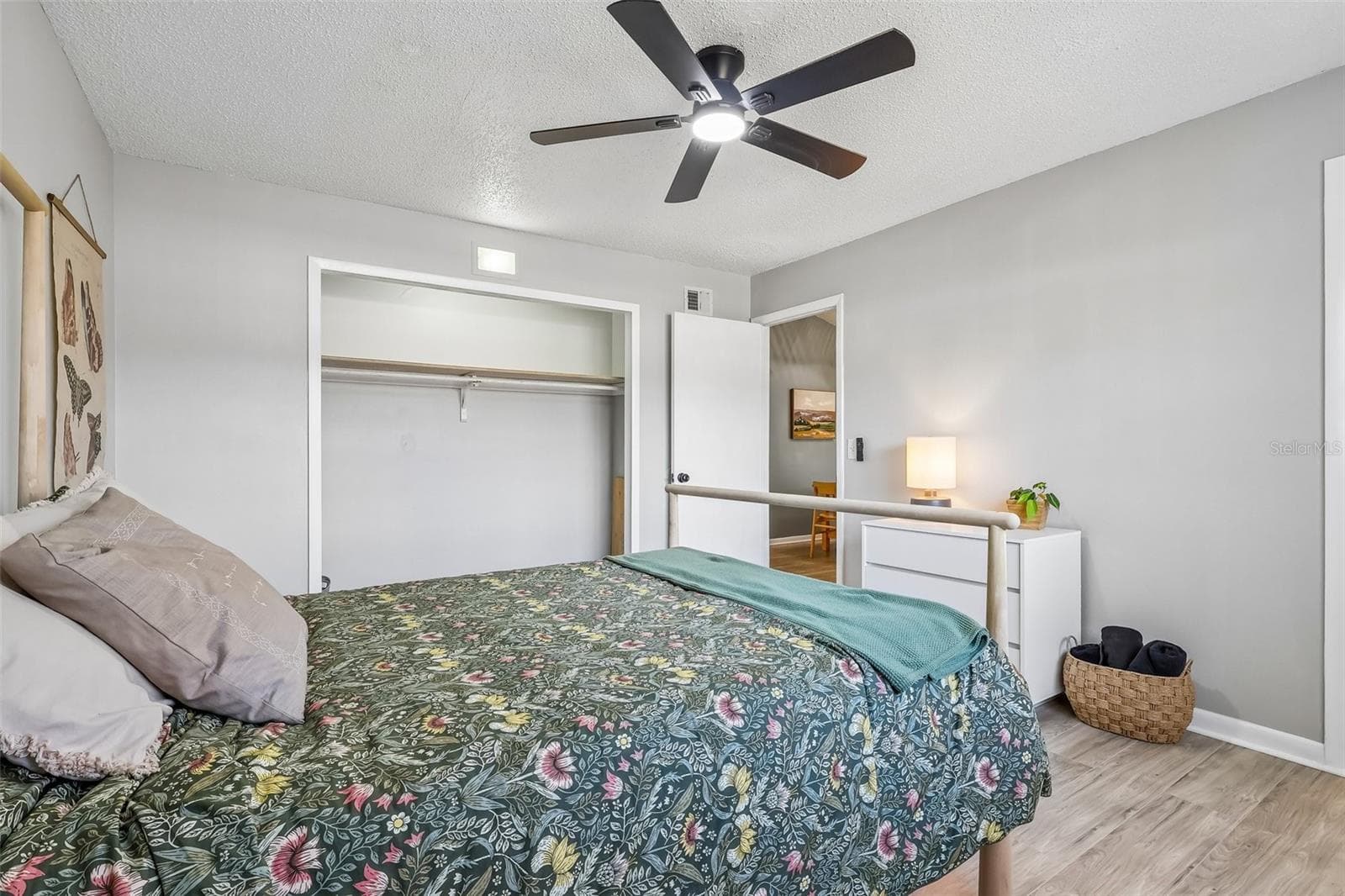 You have a spacious closet and a ceiling fan in the primary bedroom - 1332 BOREAS DR, ORLANDO