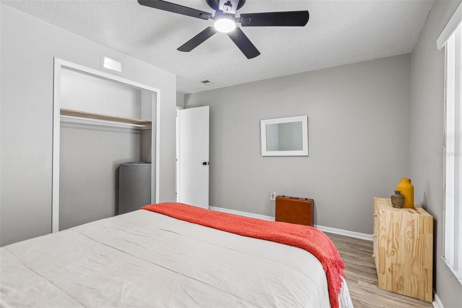 Guest bedroom 2 features a ceiling fan and built-in closet - 1332 BOREAS DR, ORLANDO