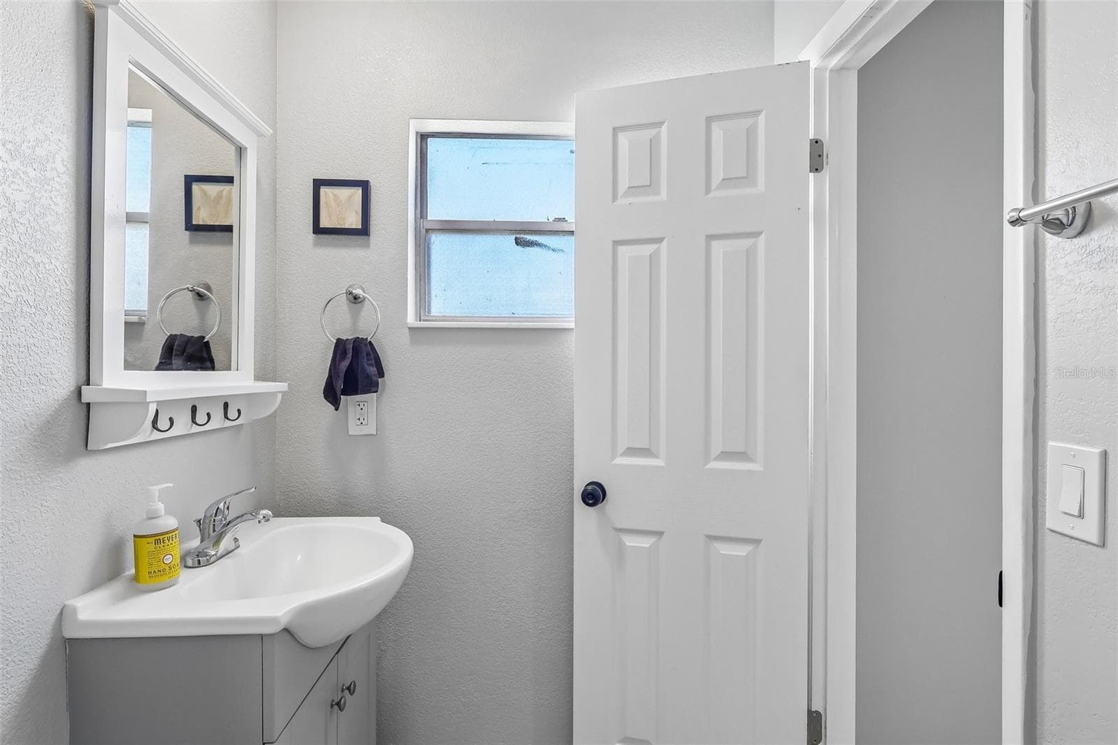 Bonus! Window in the bathroom for natural light - 1332 BOREAS DR, ORLANDO