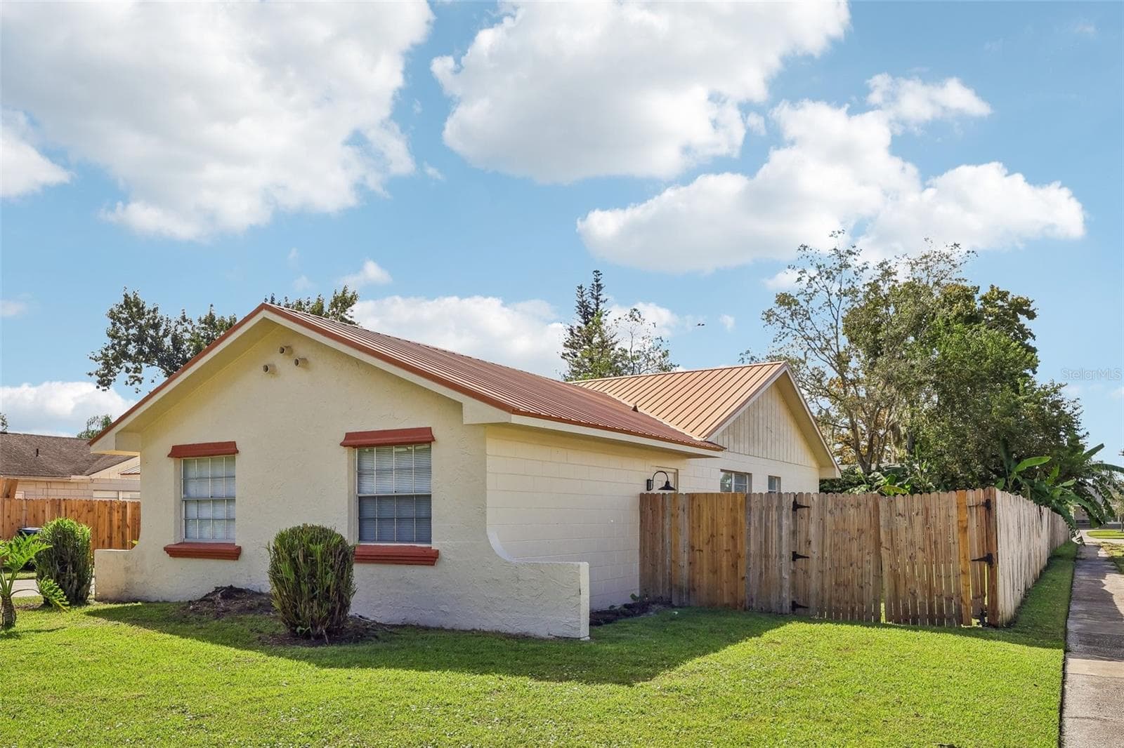 Well maintained lawn and completely wood-fenced yard - 1332 BOREAS DR, ORLANDO