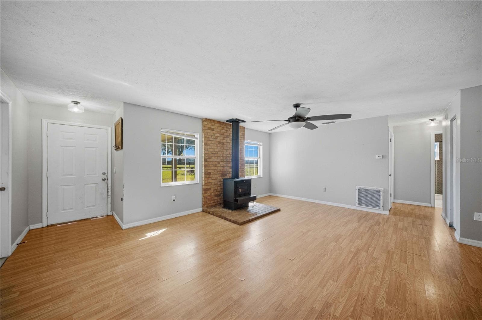 Single Family Residence at 15600 NE JACKSONVILLE RD, CITRA, photo 4 of 28