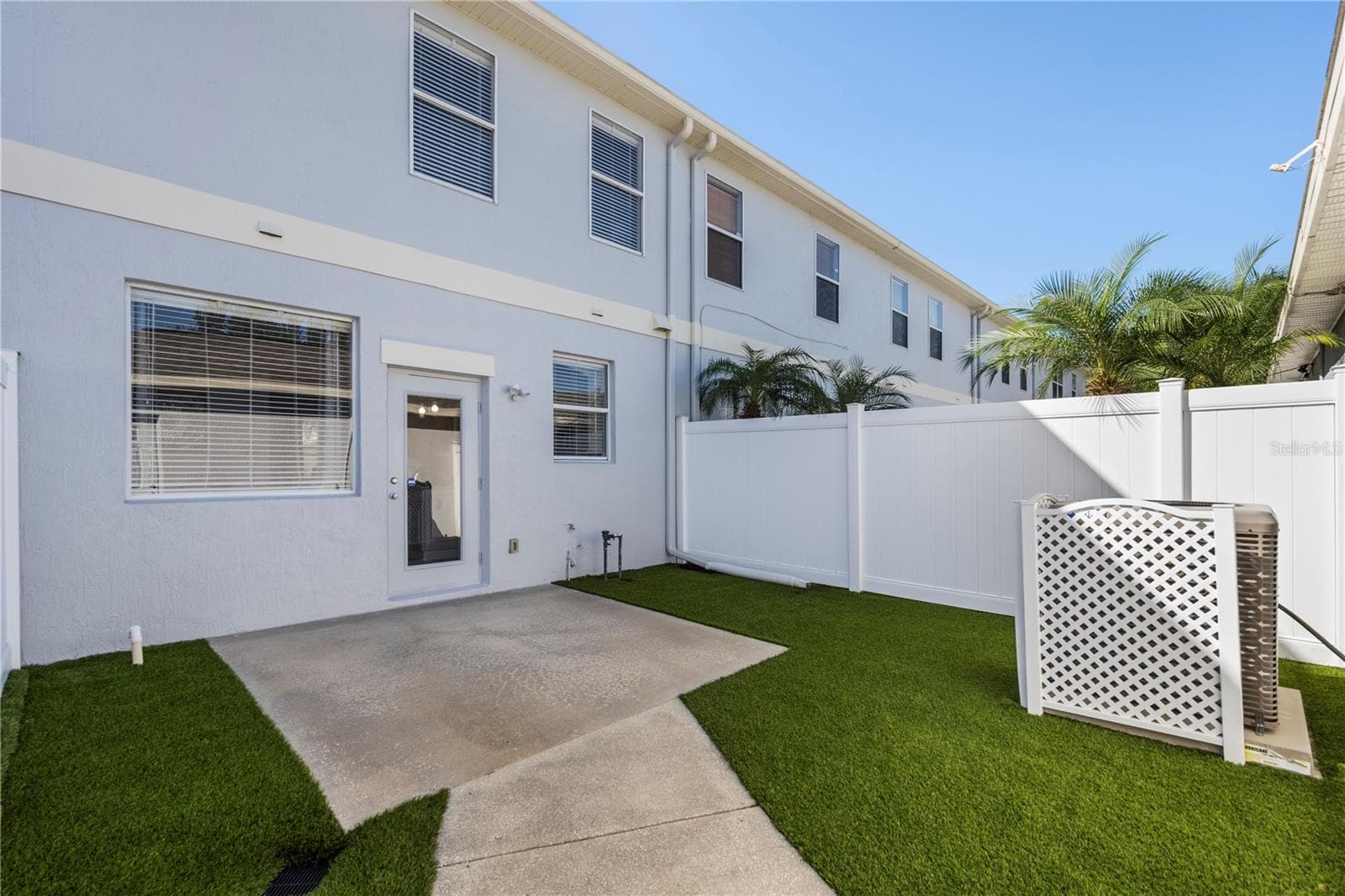 Courtyard Patio with artificial turf - 8516 DANFORTH DR, WINDERMERE
