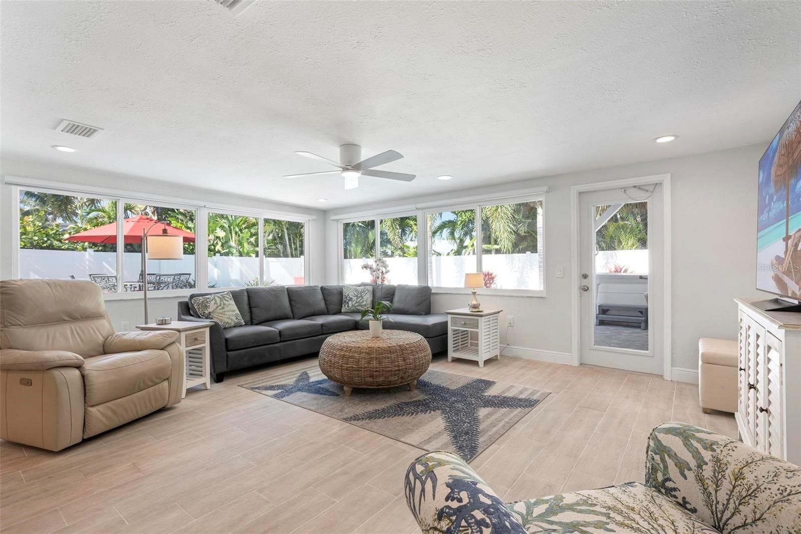 Open concept living area - 504 69TH ST, HOLMES BEACH