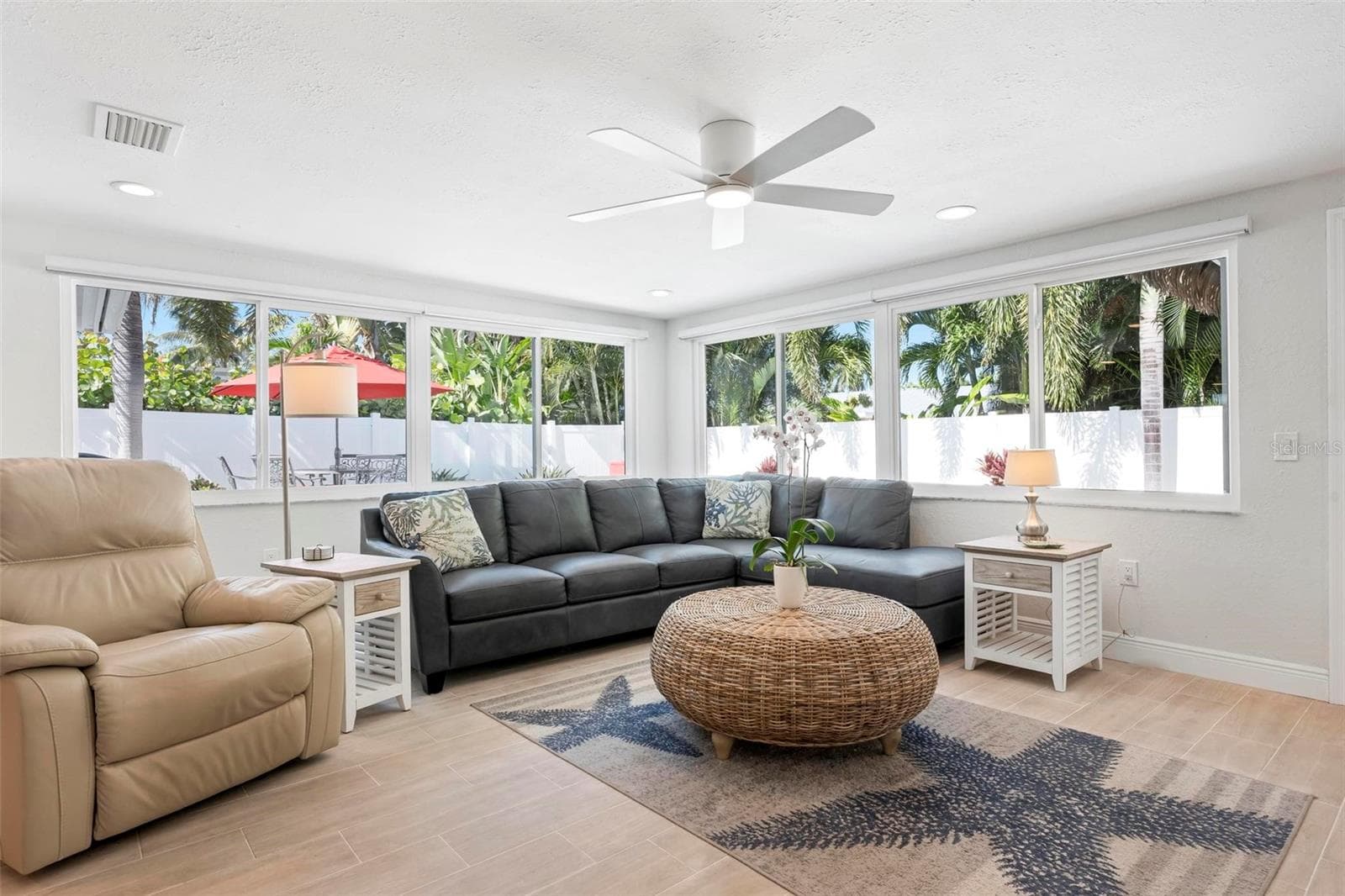 Open concept living area - 504 69TH ST, HOLMES BEACH