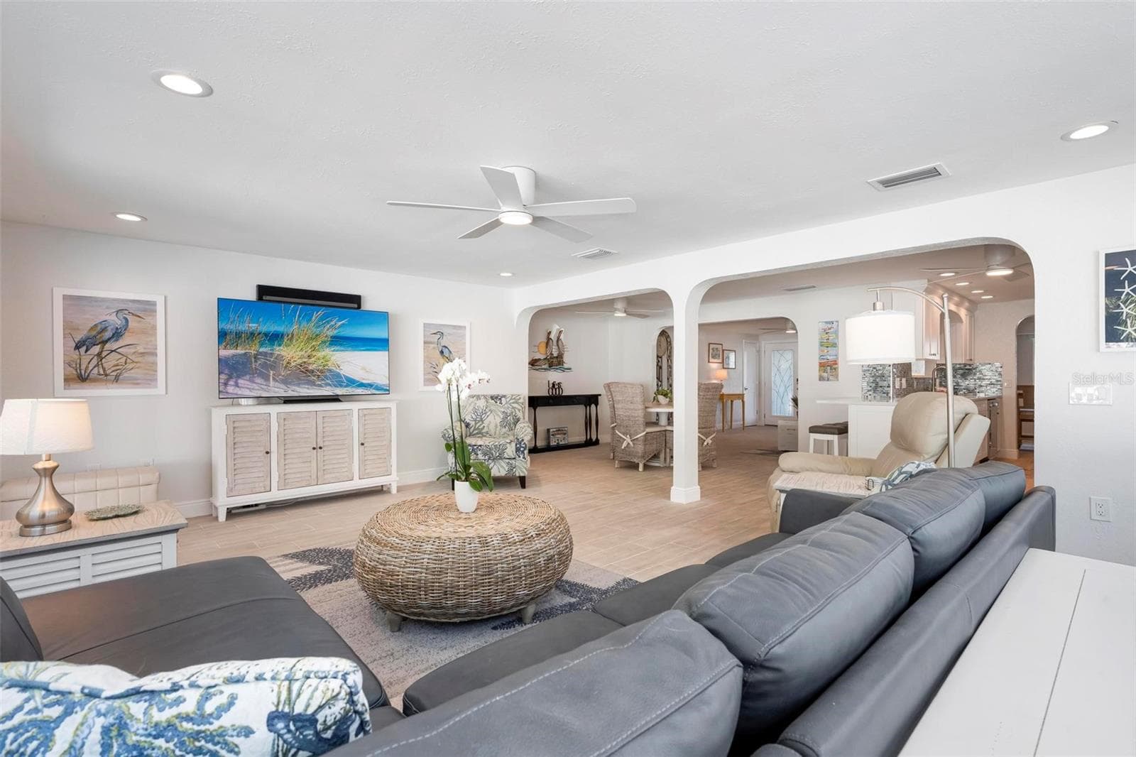 Open concept living area - 504 69TH ST, HOLMES BEACH