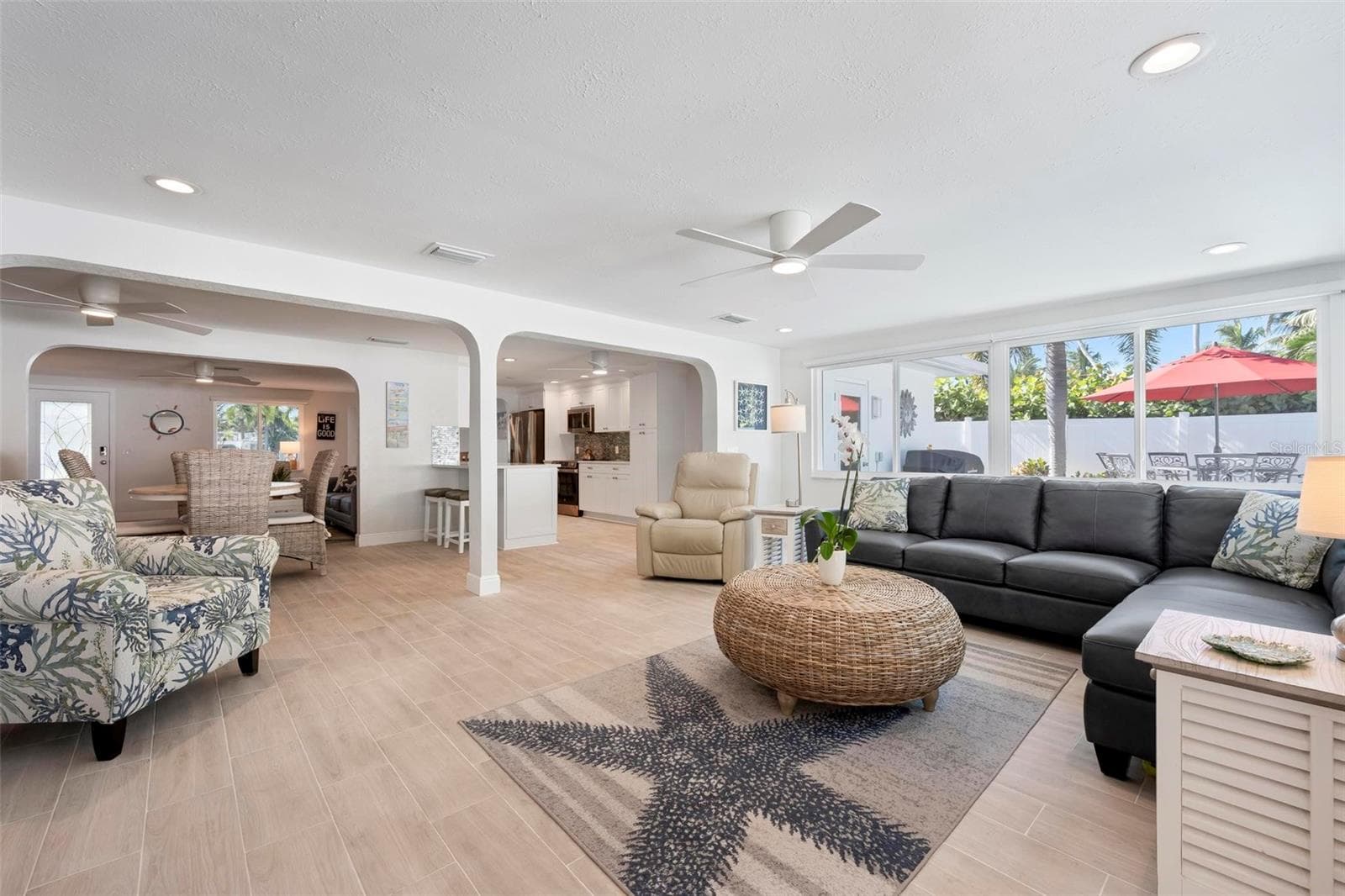 Open concept living area - 504 69TH ST, HOLMES BEACH