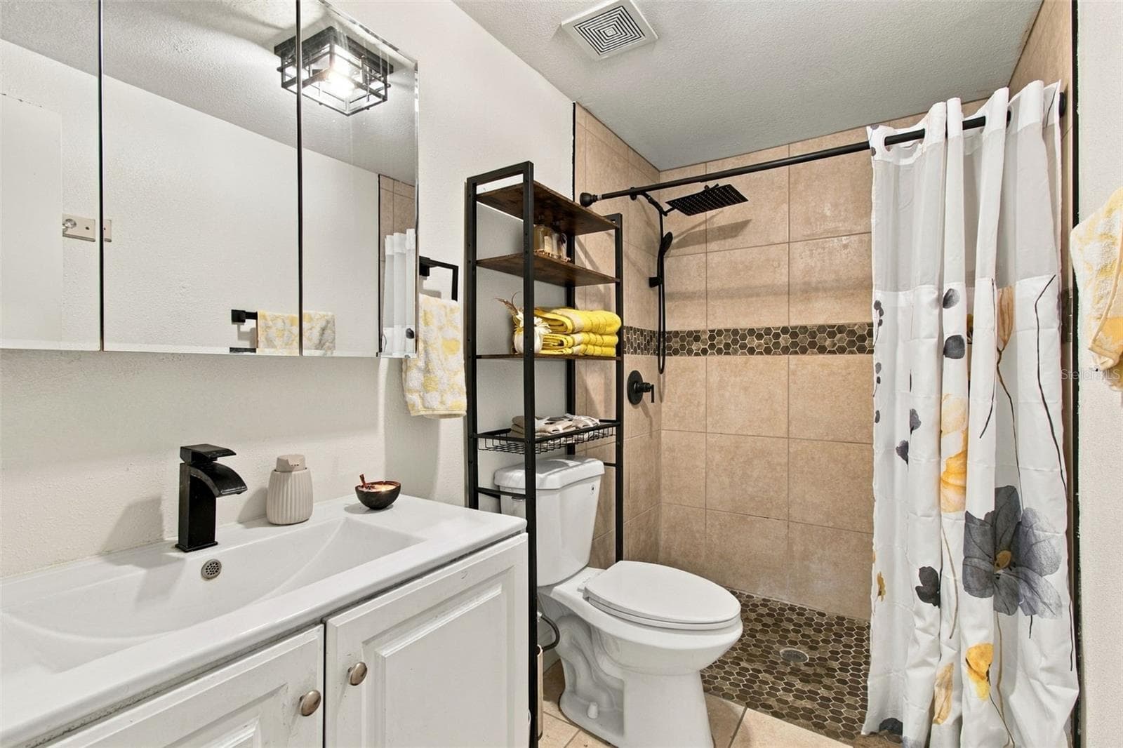 Single Family Residence at 10118 WHEATLEY HILLS CT, TAMPA, photo 28 of 82