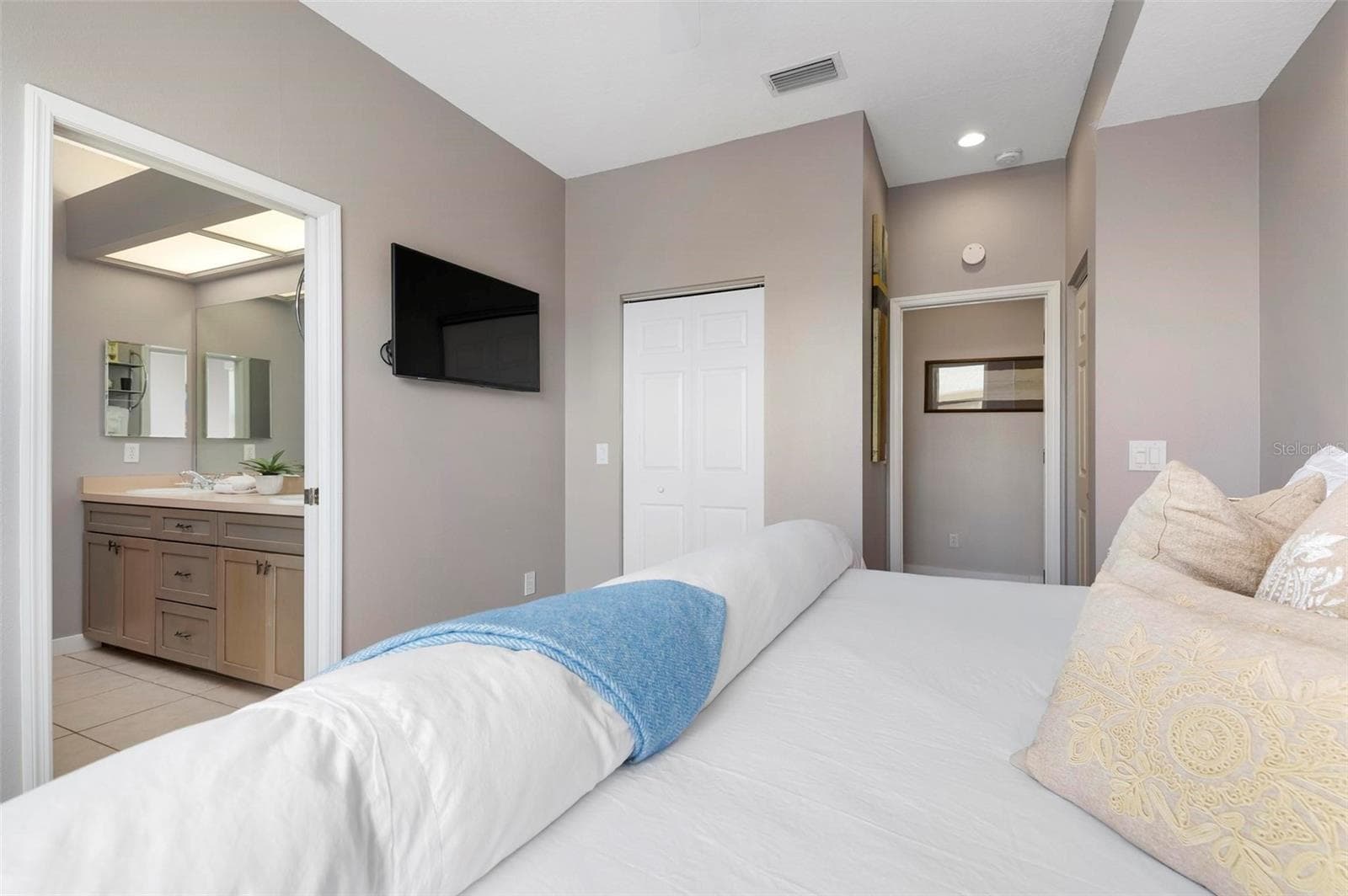 Primary bedroom with ensuite bathroom - 1900 GULF DR N #1, BRADENTON BEACH