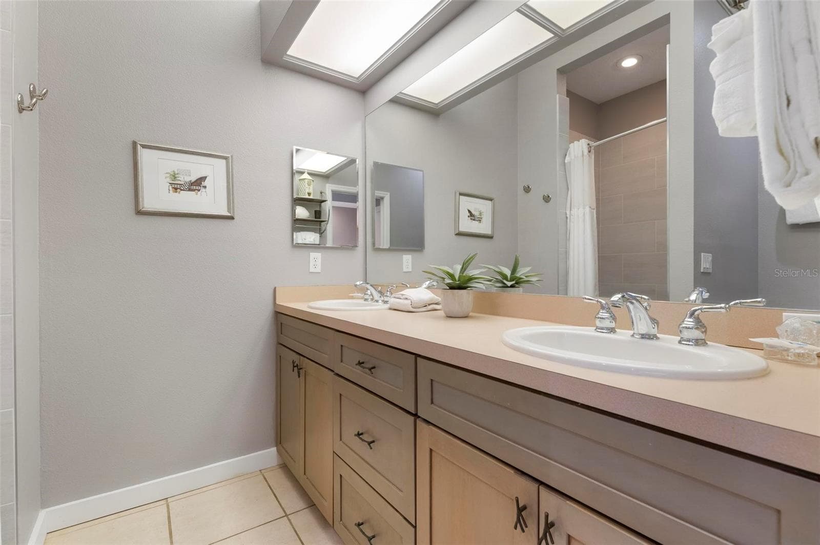 Primary ensuite bathroom - 1900 GULF DR N #1, BRADENTON BEACH