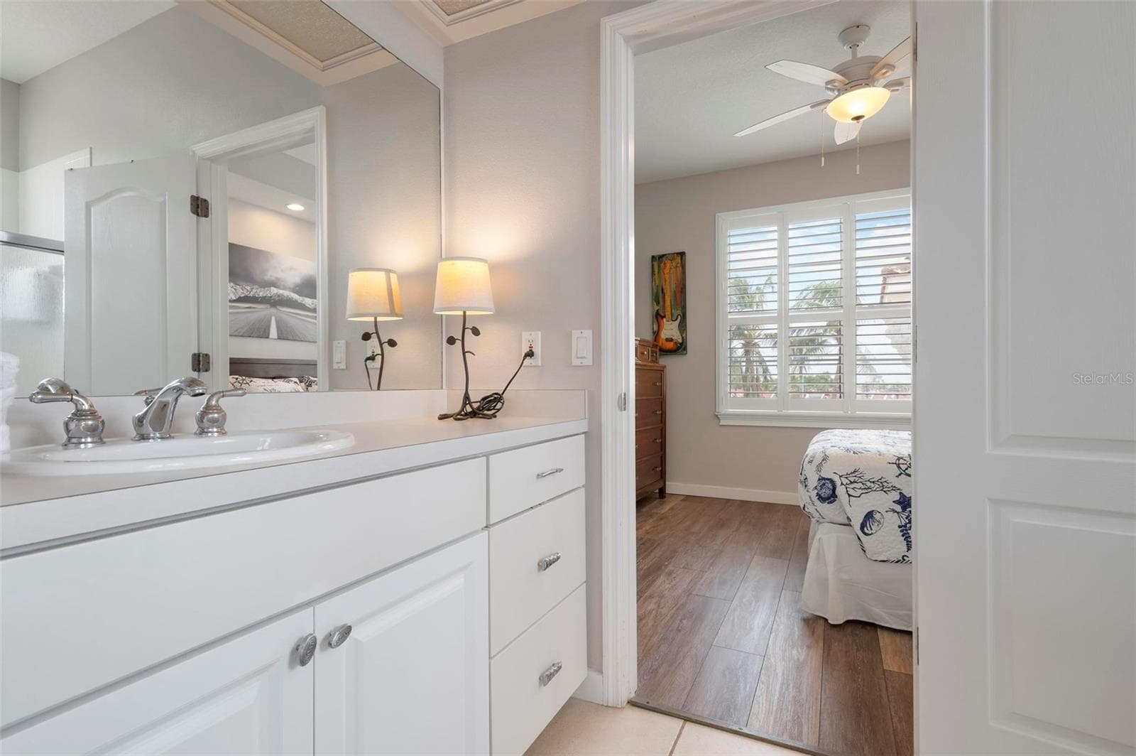 Jack and Jill bathroom between bedroom 2 and 3 - 1900 GULF DR N #1, BRADENTON BEACH