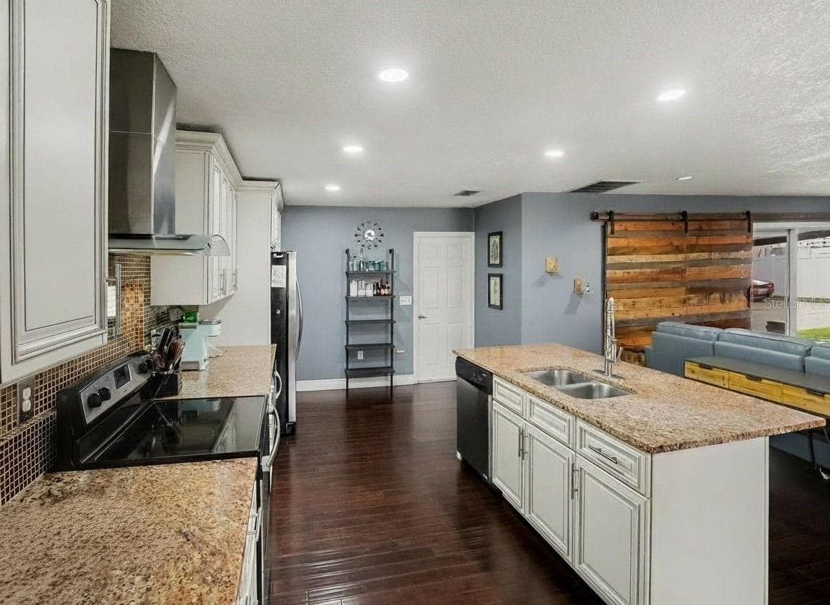 Single Family Residence at 5111 DARDEN AVE, BELLE ISLE, photo 12 of 27