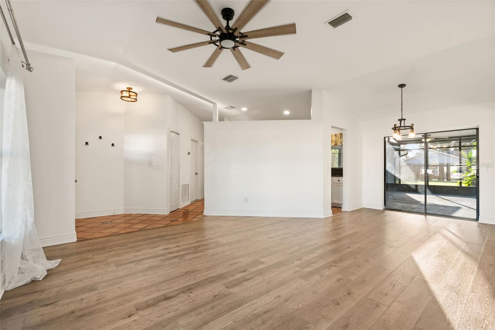 Vaulted ceilings, open space - 5125 FORMBY DR, ORLANDO