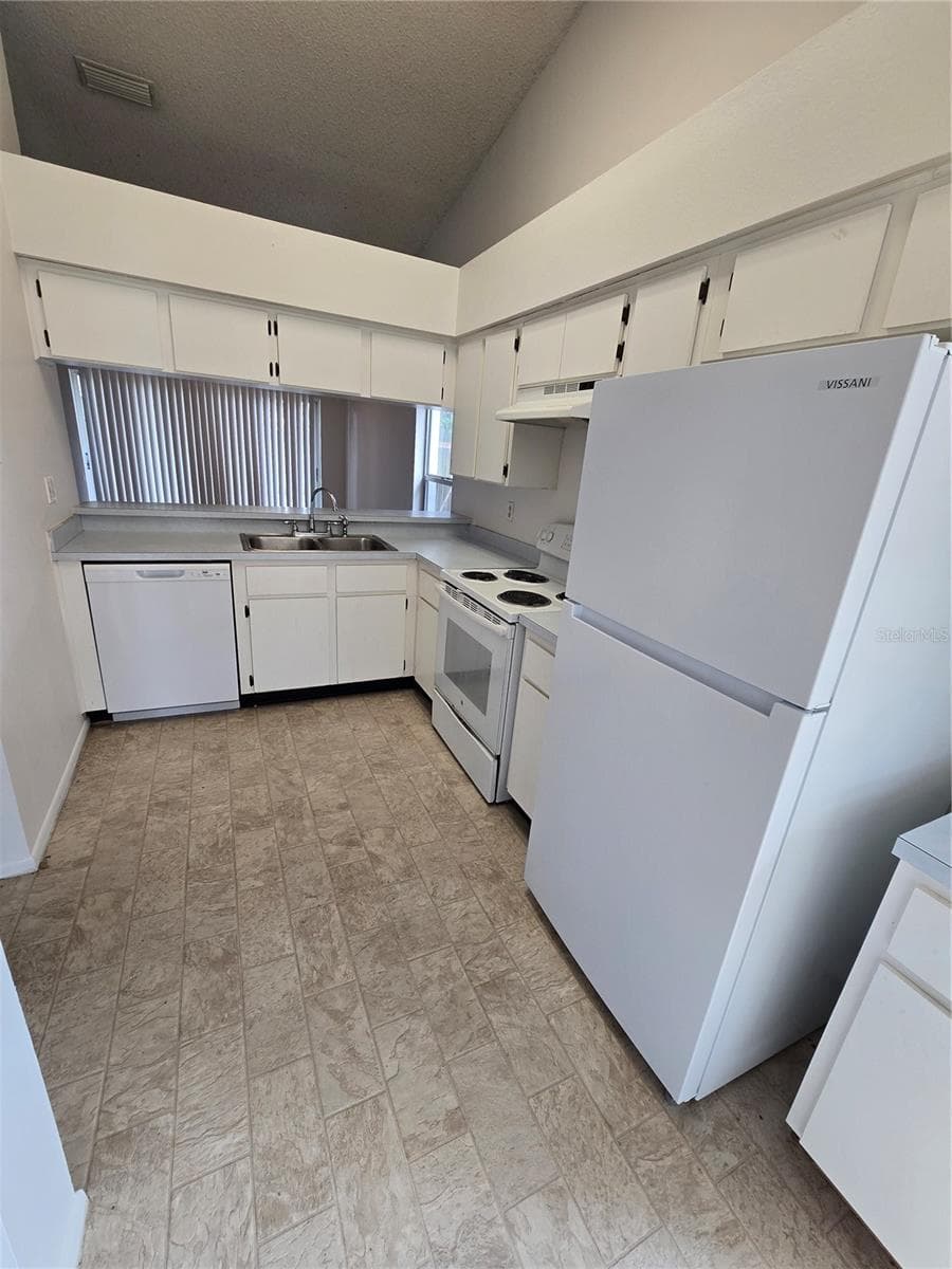 Single Family Residence at 13612 LARAWAY DR, RIVERVIEW, photo 2 of 12