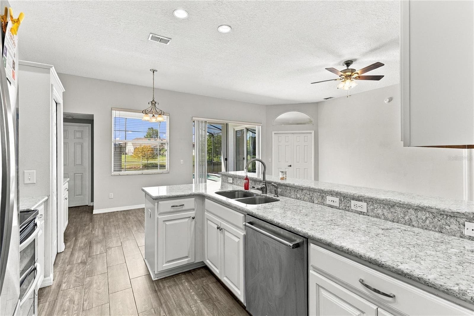 Single Family Residence at 639 LAKEHAVEN CIR, ORLANDO, photo 11 of 48
