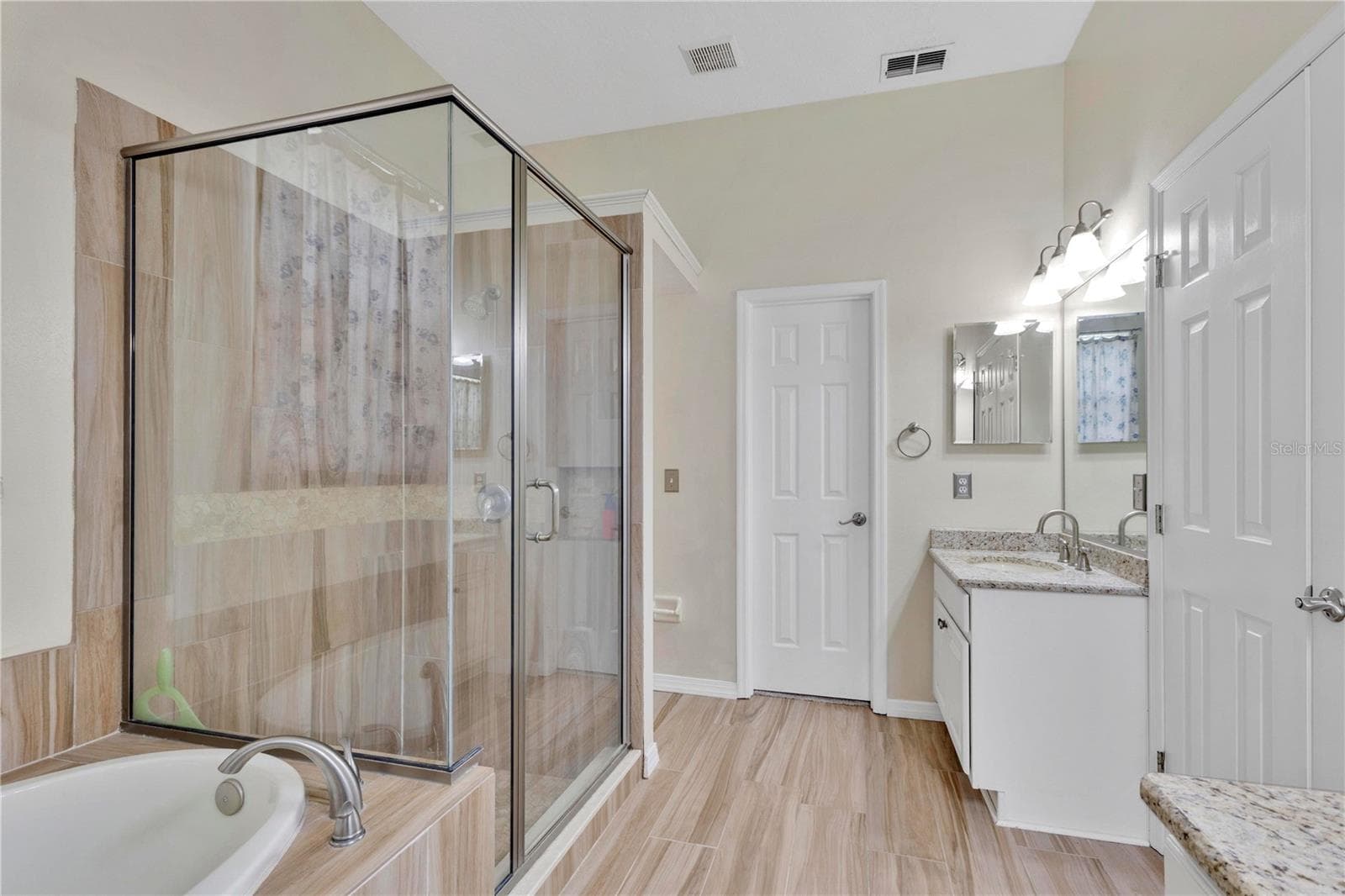 Single Family Residence at 639 LAKEHAVEN CIR, ORLANDO, photo 15 of 48