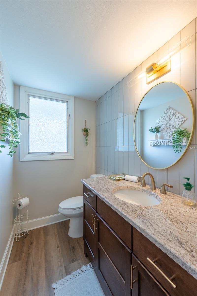 Powder Bathroom - 5005 CANTERBURY DR, SARASOTA