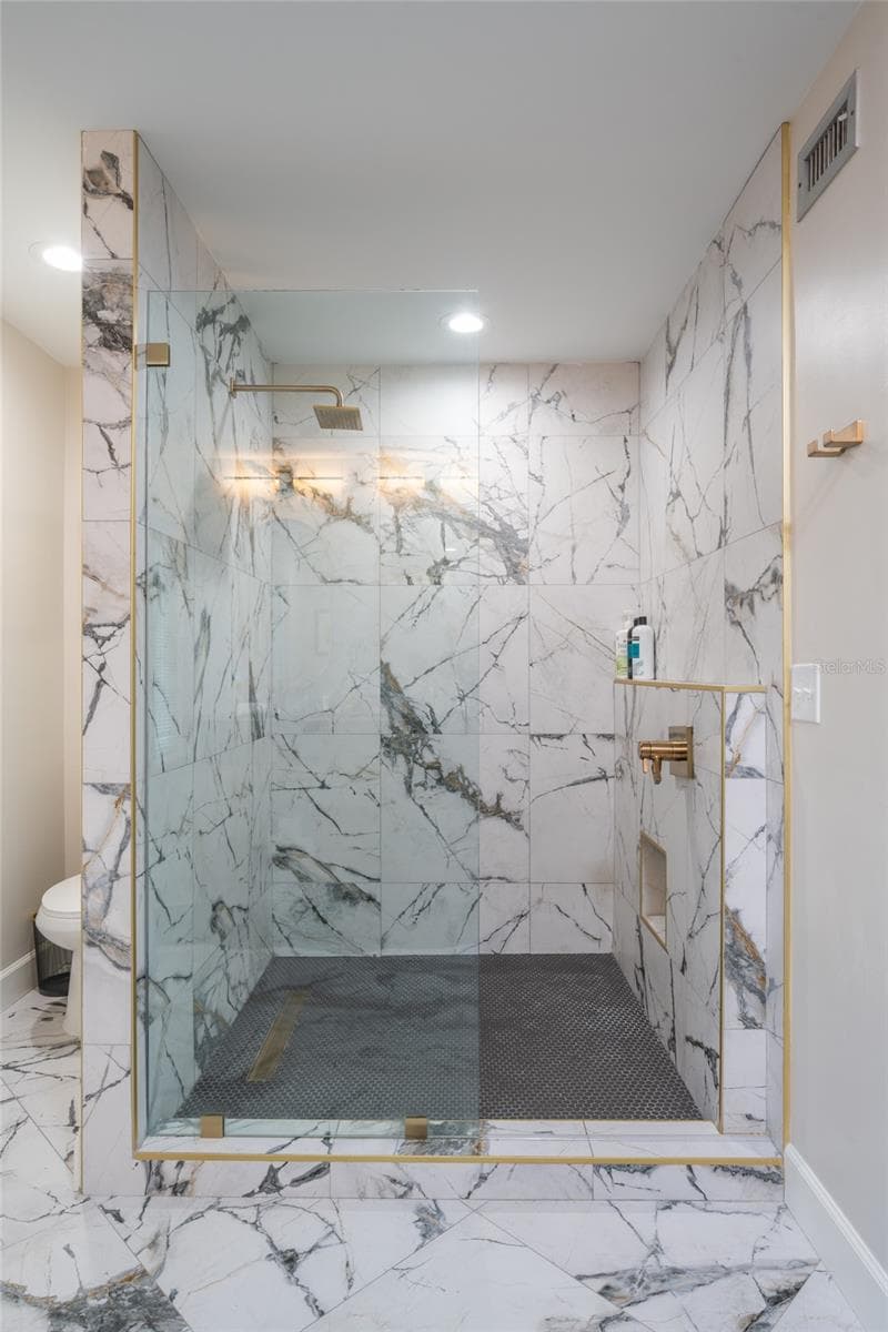 Primary Bathroom - 5005 CANTERBURY DR, SARASOTA