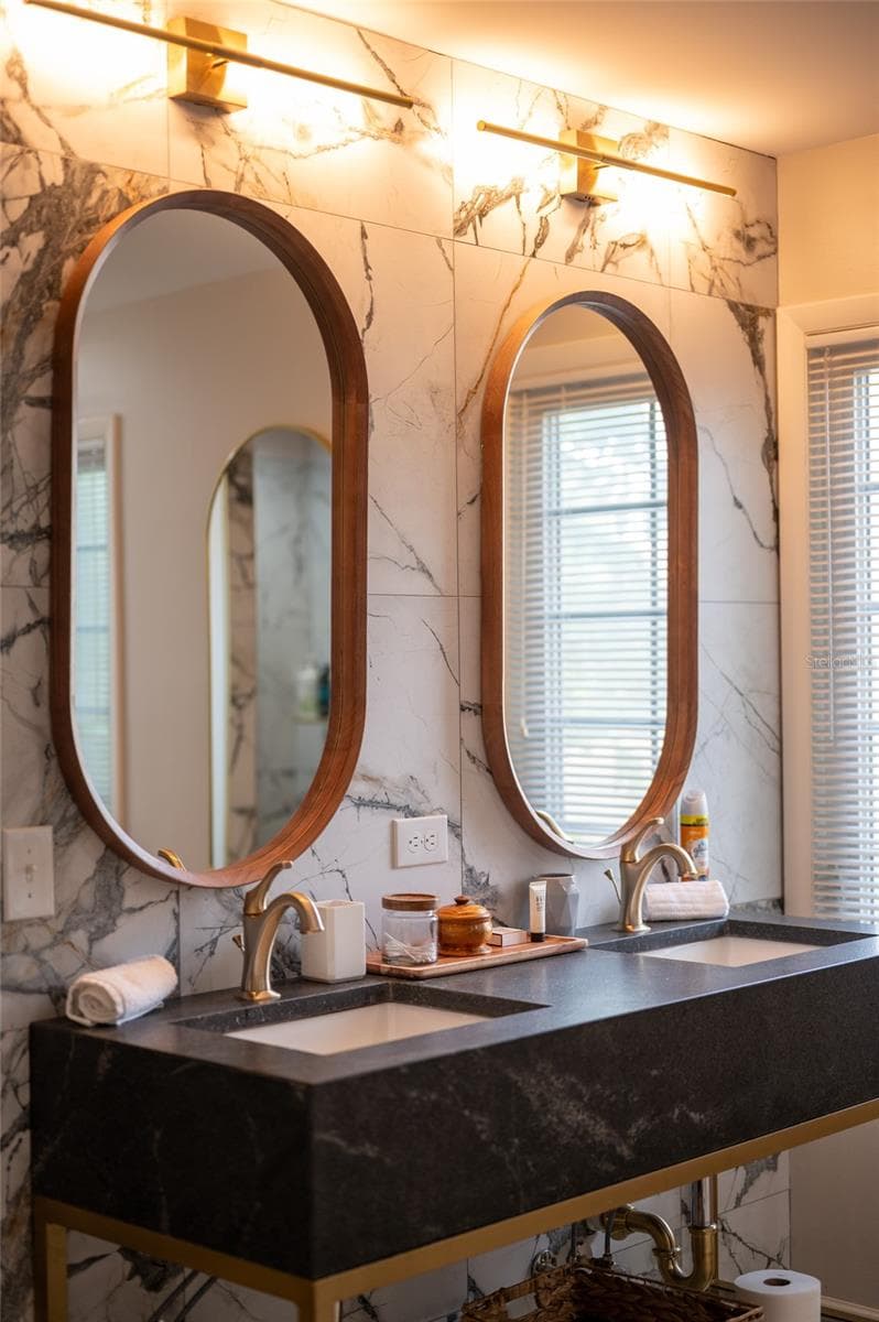 Primary Bathroom - 5005 CANTERBURY DR, SARASOTA