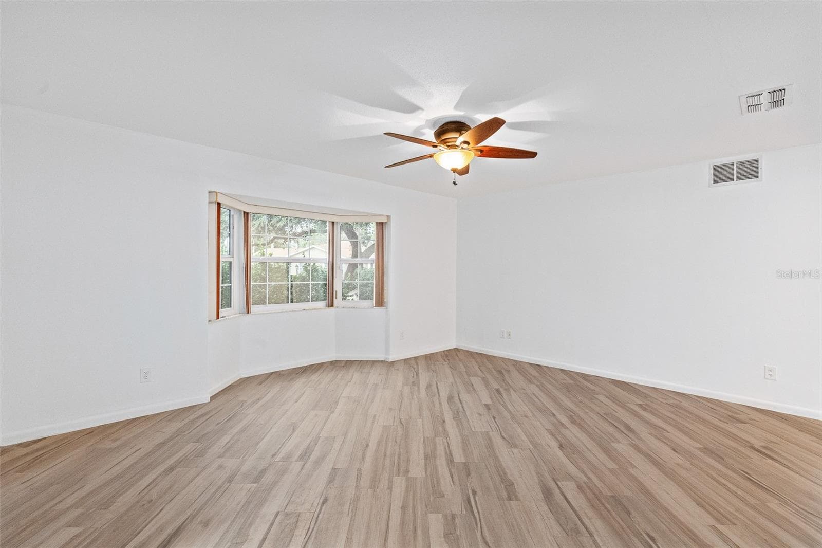 Front Family Room - 109 NATHAN HALE CT, DAYTONA BEACH