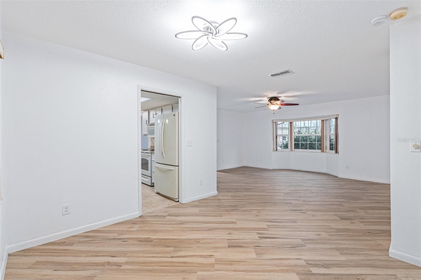 Breakfast Nook - 109 NATHAN HALE CT, DAYTONA BEACH