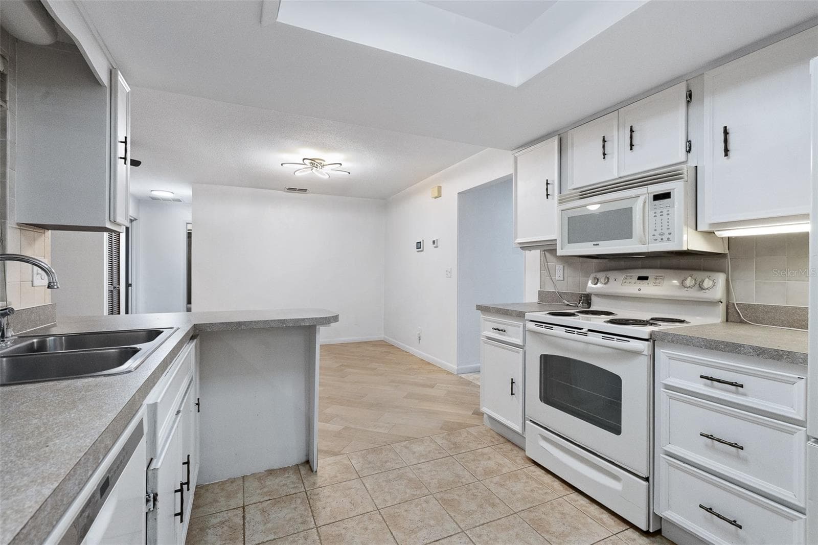 Kitchen - 109 NATHAN HALE CT, DAYTONA BEACH