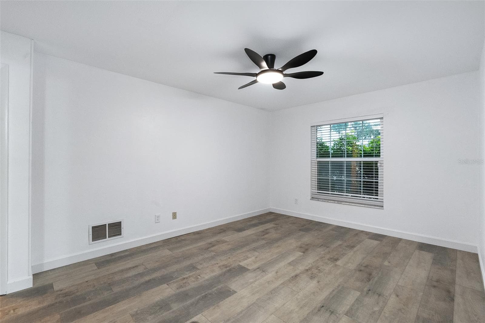 Master Bedroom - 109 NATHAN HALE CT, DAYTONA BEACH