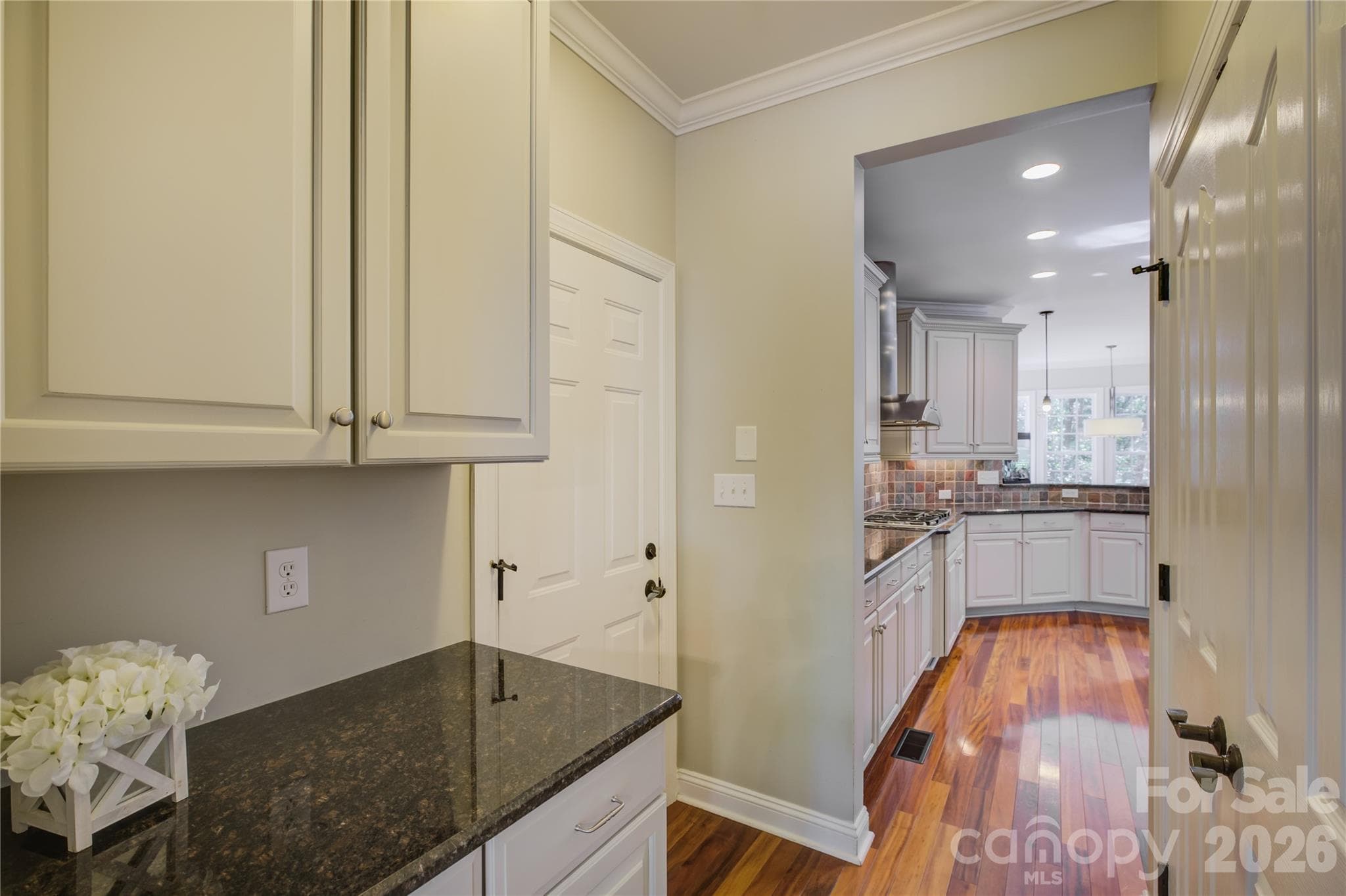 Butlers pantry - 13700 Glen Abbey Drive, Charlotte