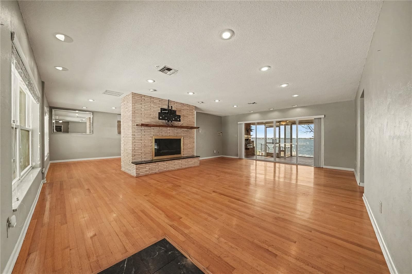 Single Family Residence at 6401 GIBSON DR, BELLE ISLE, photo 11 of 62