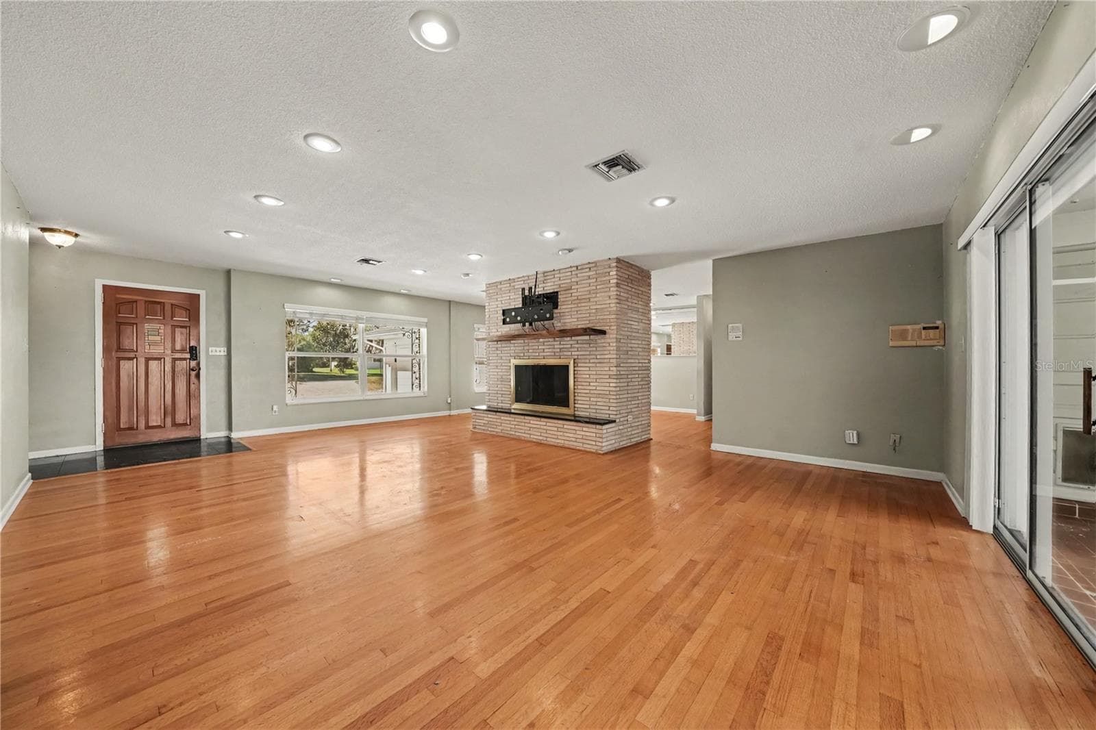 Single Family Residence at 6401 GIBSON DR, BELLE ISLE, photo 12 of 62