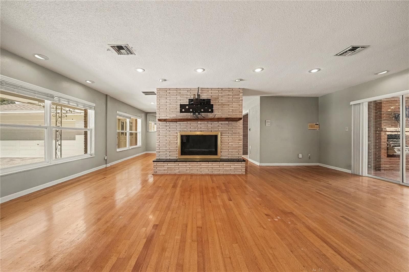 Single Family Residence at 6401 GIBSON DR, BELLE ISLE, photo 14 of 62