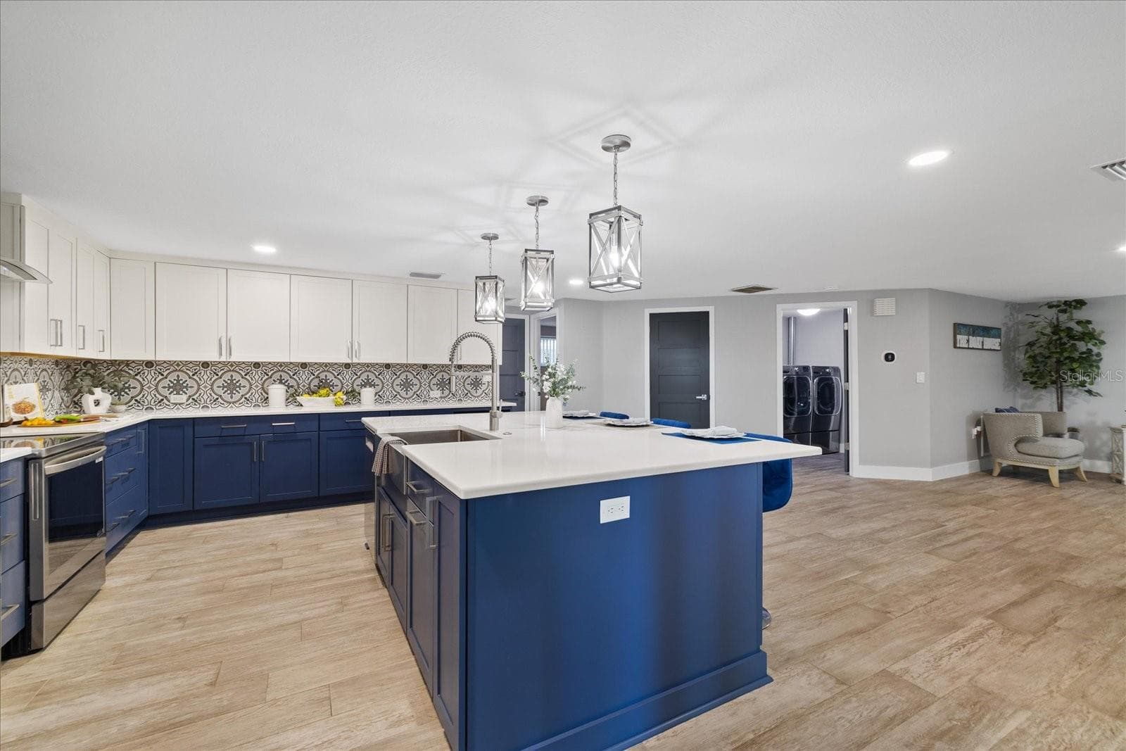 Large island sink in kitchen with breakfast bar - 5001 MARLIN DR, NEW PORT RICHEY