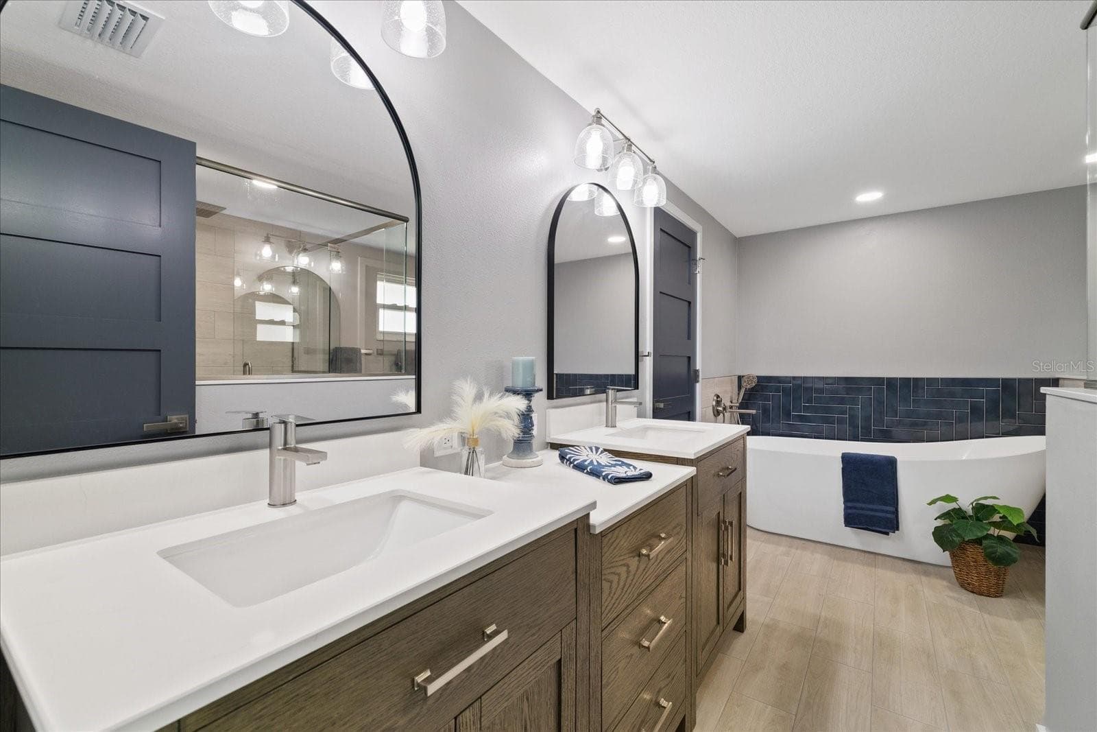 Primary ensuite with double vanity sinks and soaking tub - 5001 MARLIN DR, NEW PORT RICHEY