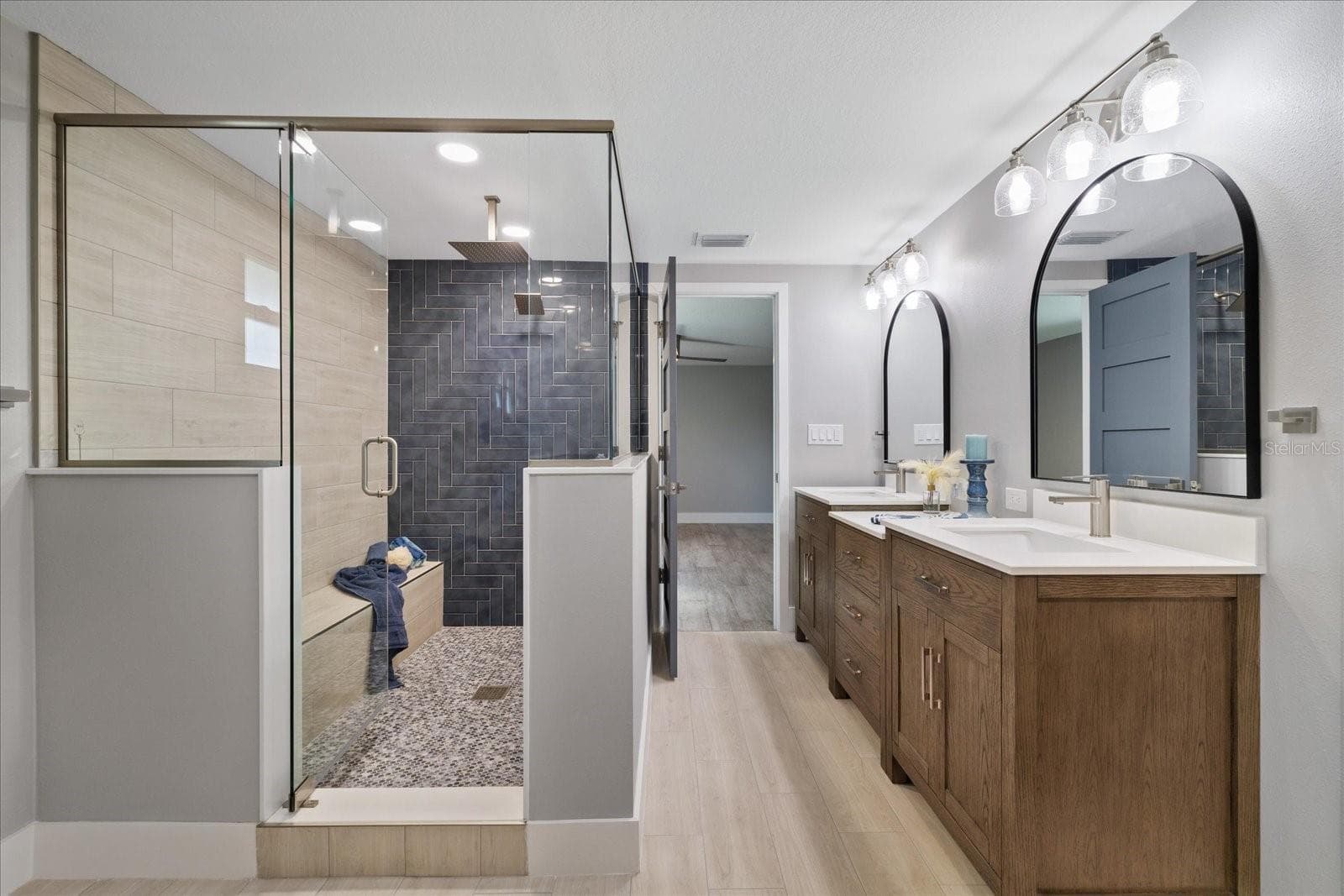 Large walk-in shower with ledge in primary - 5001 MARLIN DR, NEW PORT RICHEY