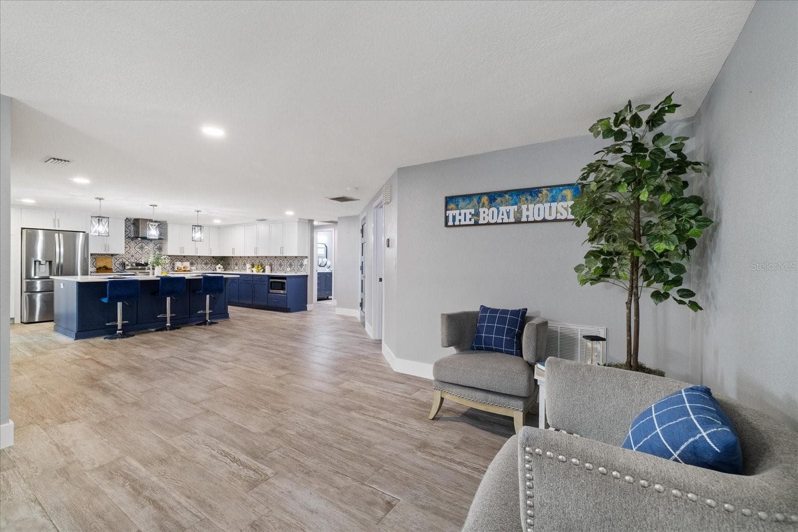 Sitting area near dining and kitchen spaces - 5001 MARLIN DR, NEW PORT RICHEY