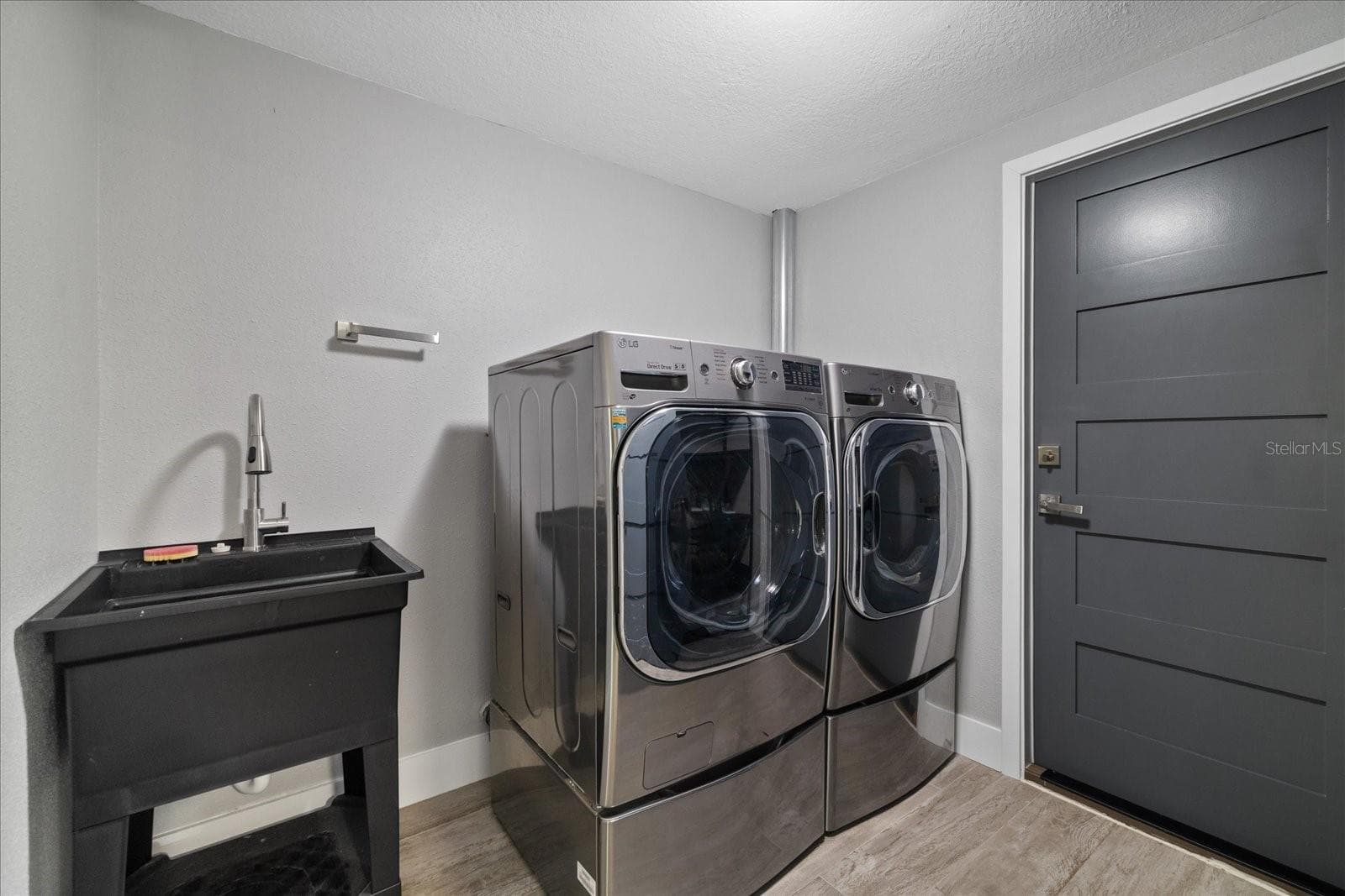 Climate controlled laundry room with sink - 5001 MARLIN DR, NEW PORT RICHEY